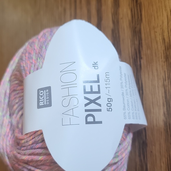 4 skiens if Ava yarn & 1 skien of Fashion pixel yarn - Picture 4 of 7